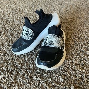 Boys Under Armour runner, gently used, size 13